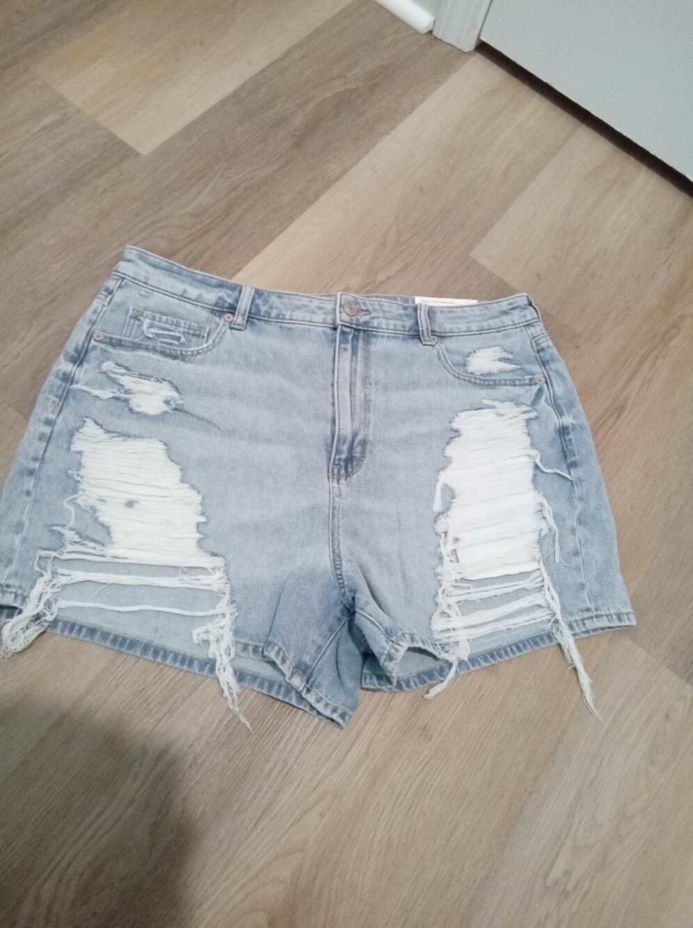 American Eagle Outfitters Plus Size 16 Light Blue Distressed Denim Shorts NWT